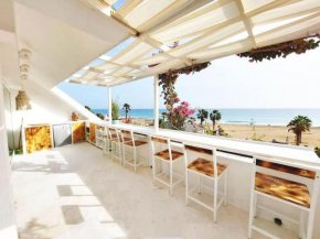 Beach penthouse with rooftopbar and Fiber WiFi, spectacular 180 degrees ocean view